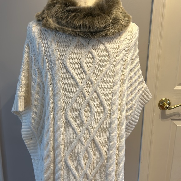 Talbots pull on Poncho with faux Collar. - Picture 5 of 6
